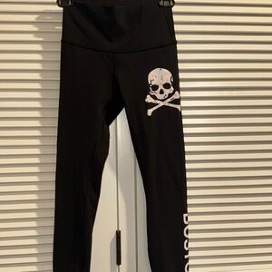 Women Black Leggings with Skull & Crossbones Detail.It doesn't have side pockets